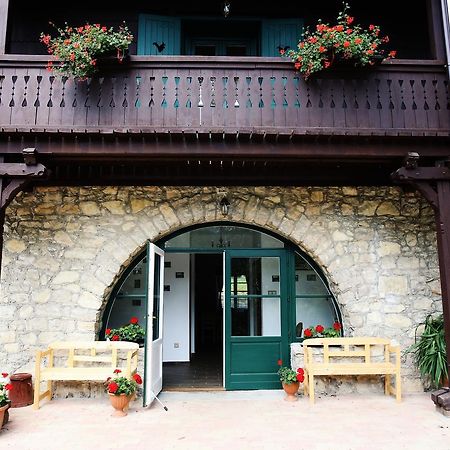 Hubertus Fogado Bed & Breakfast Csesznek Exterior foto