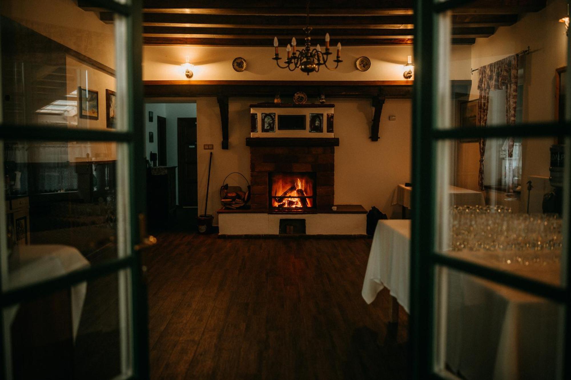 Hubertus Fogado Bed & Breakfast Csesznek Exterior foto