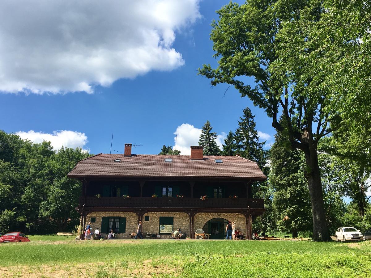 Hubertus Fogado Bed & Breakfast Csesznek Exterior foto